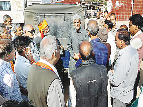 LIC agent killed by unknown vehicle collision