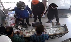 52 seconds lakh jewelery looted