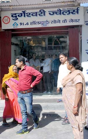 Masked miscreants looted jewelery showroom