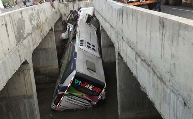 Andhra Pradesh bus accident, 10 people dead and several injured