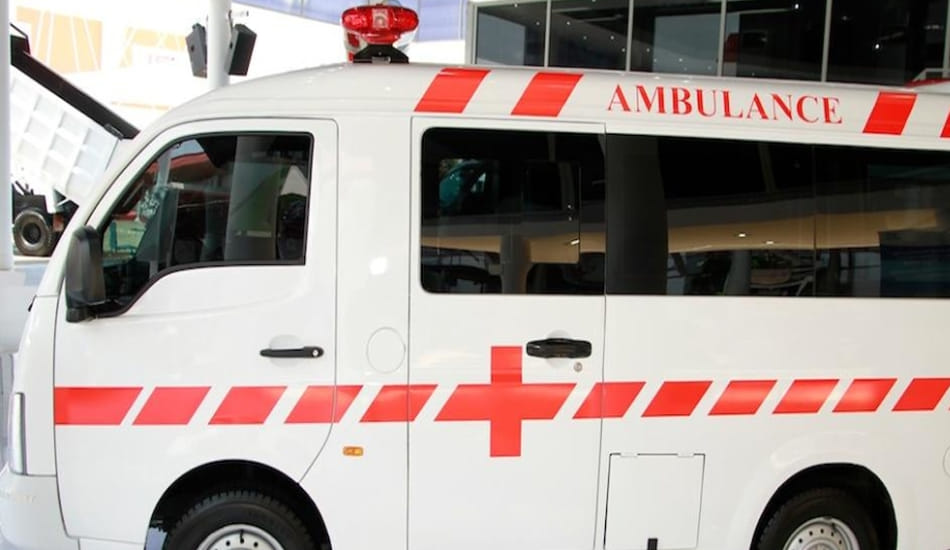 pregnant give birth in ambulance doctor asked for money 