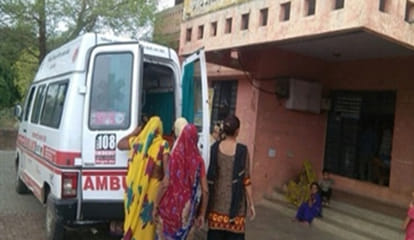 pregnant give birth in ambulance doctor asked for money 