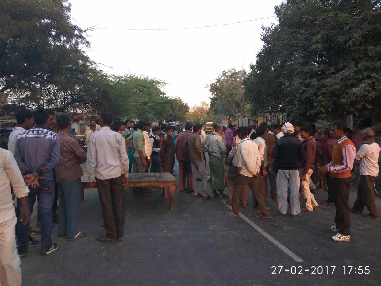 sadak haadason mein vrddha samet teen kee maut, chaar ghaayal