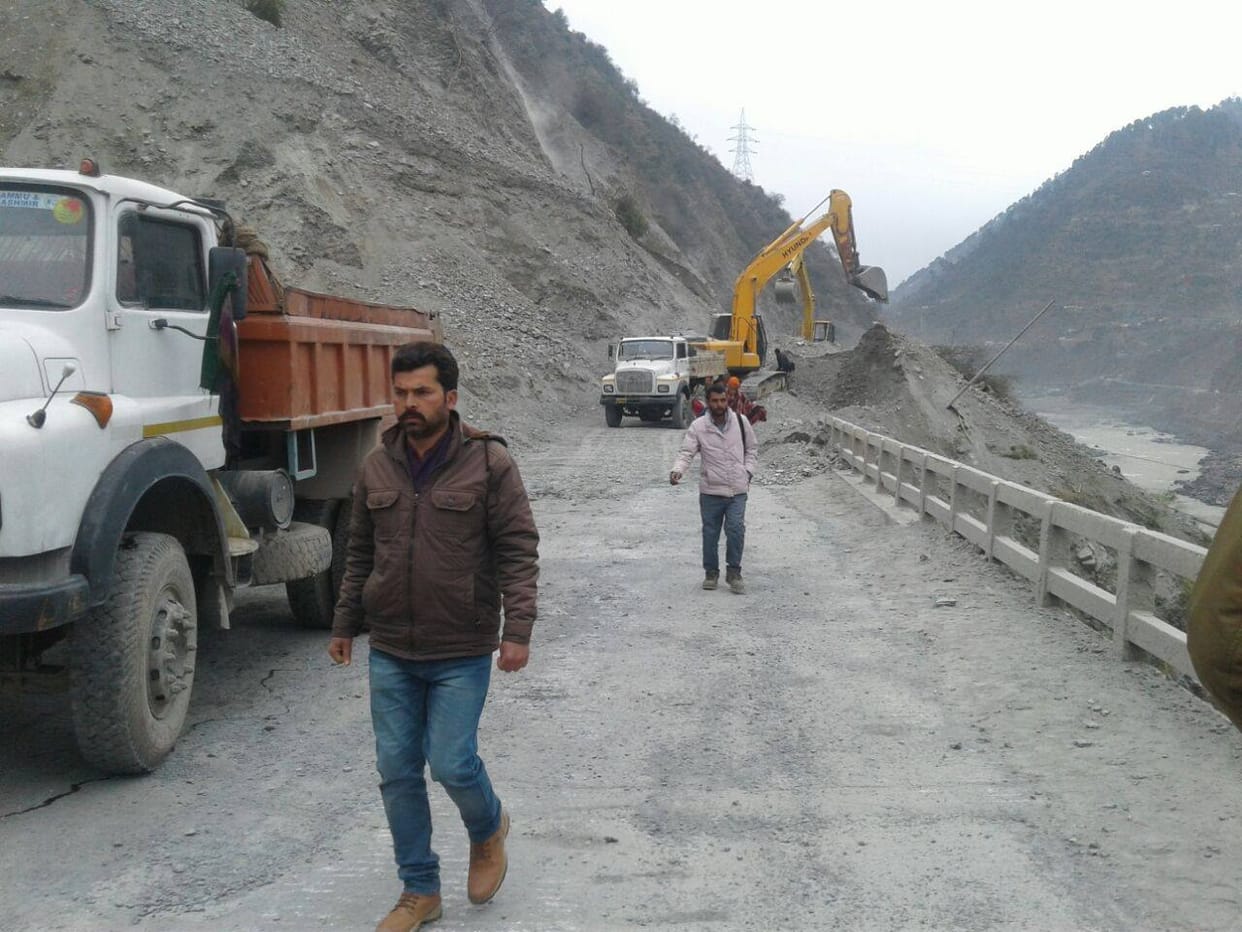 snowfall in kashmir, highway closed second day