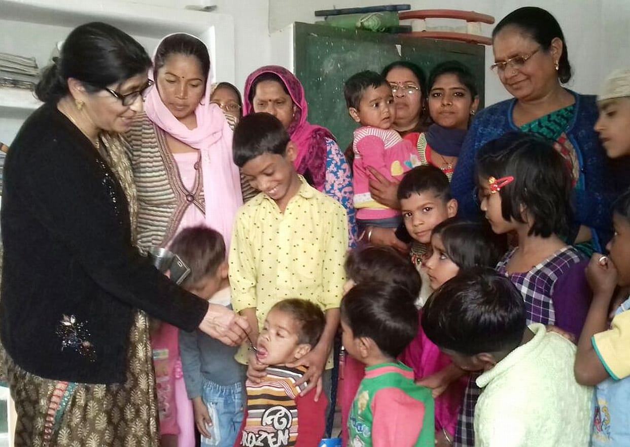 कृमि मुक्ति दिवस पर डीएम ने खिलाई बच्चों को दवा
