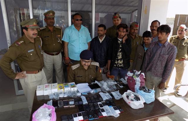 Four of the accused was finally picked up, seized 76 mobile
