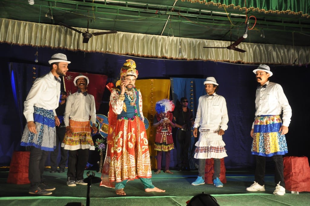 Play 'Tajmahal ka tendor' shows demerit of order