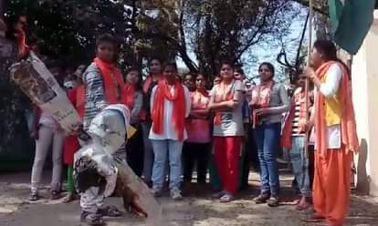 Students protest on Gurmehar Kaur issue in allahabad 