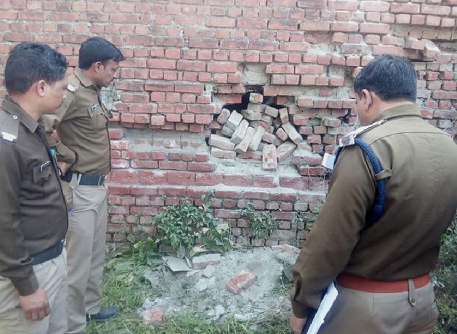 thieves break the walls and enters into Jewellers shop 