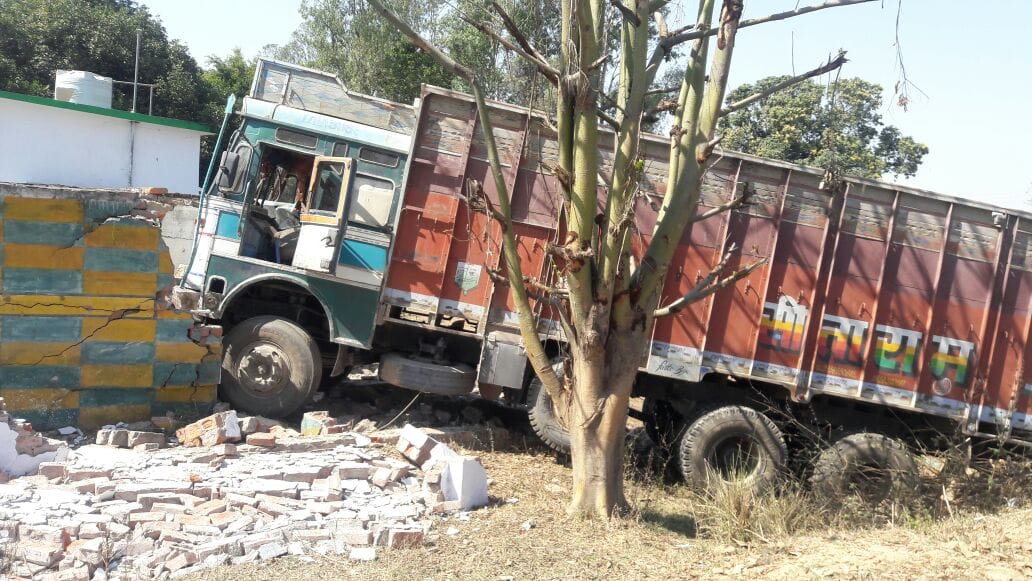 The truck entered the school, student injured