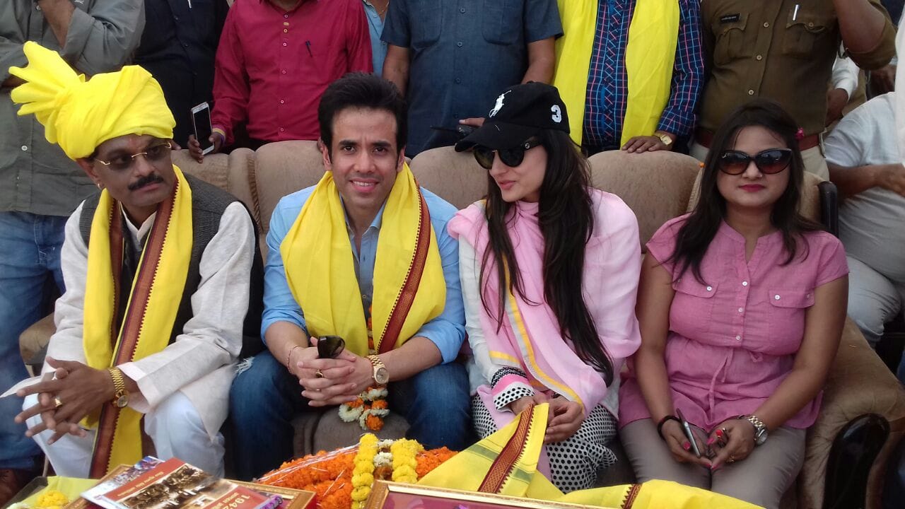amisha patel and tushar kapoor reached ballia for election campaign