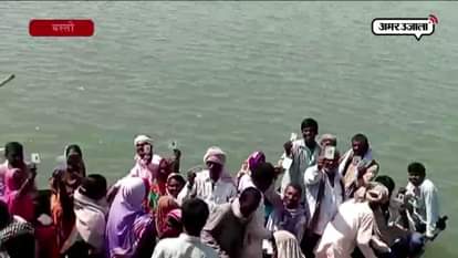Voters took boat to go to polling station in Basti