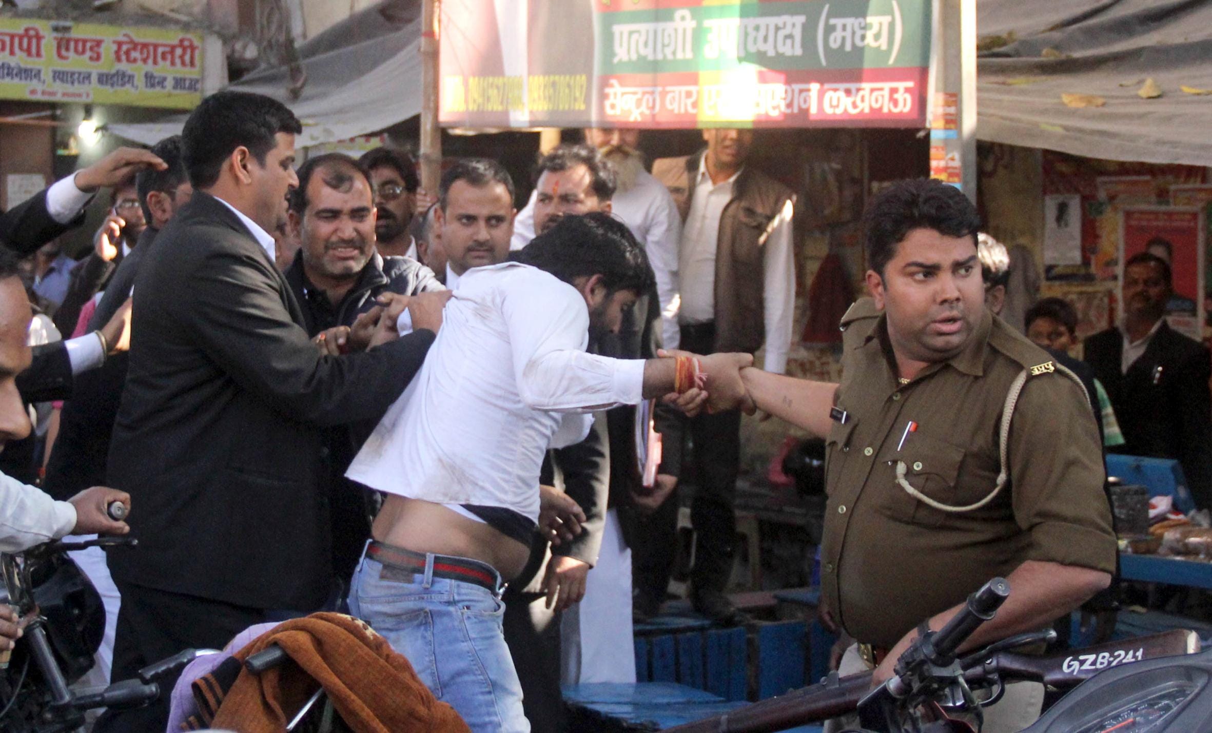 advocates beats yadav singh in lucknow court