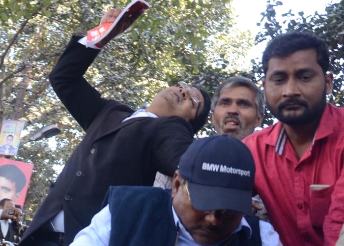 advocates beats yadav singh in lucknow court