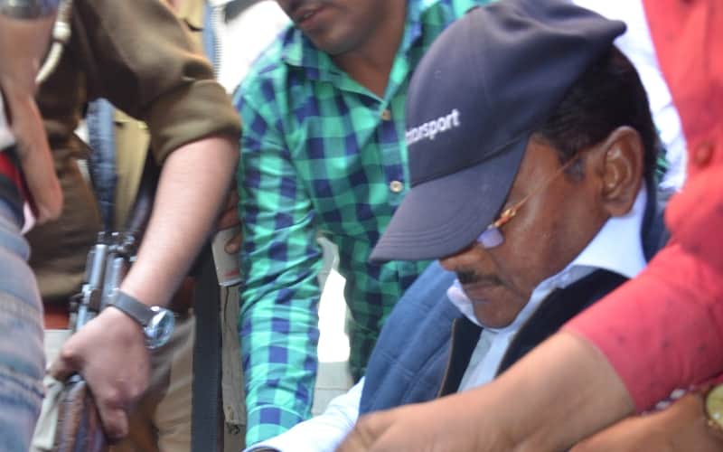 advocates beats yadav singh in lucknow court