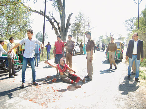 The woman entered the house in broad daylight miscreants looted jewelery