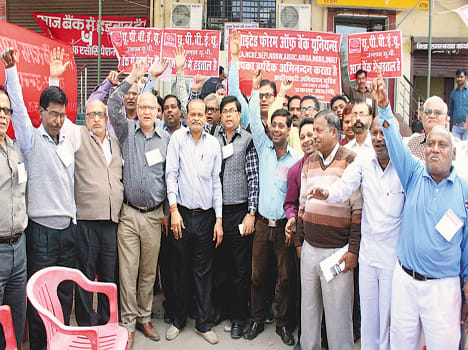 The strike paralyzed the clearing bank of 450 million