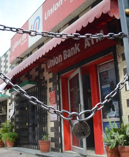 The strike began with 450 million Banks Shot, private bank open