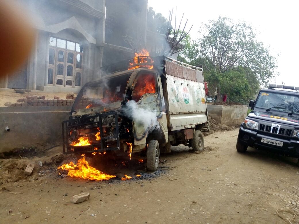 Villagers set fire to the cart full of meat, sectarian tensions 