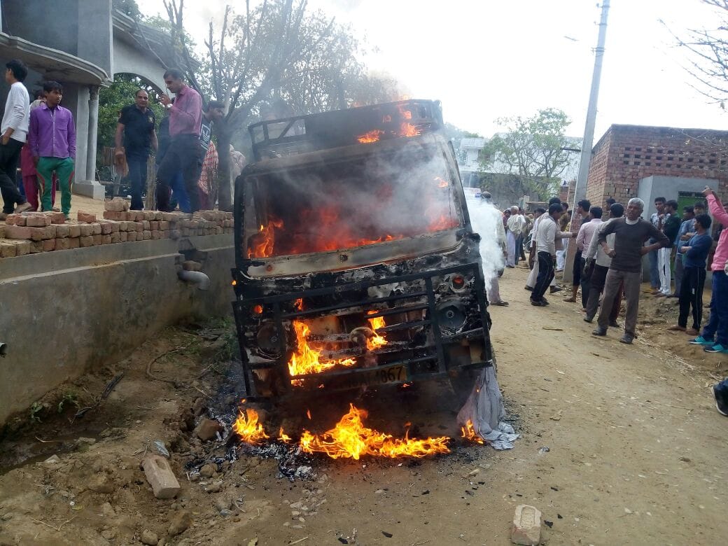 Villagers set fire to the cart full of meat, sectarian tensions 