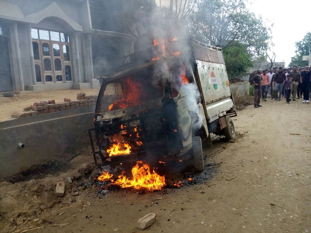 Villagers set fire to the cart full of meat, sectarian tensions 