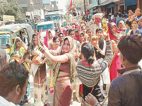 Fledged musical procession went with
