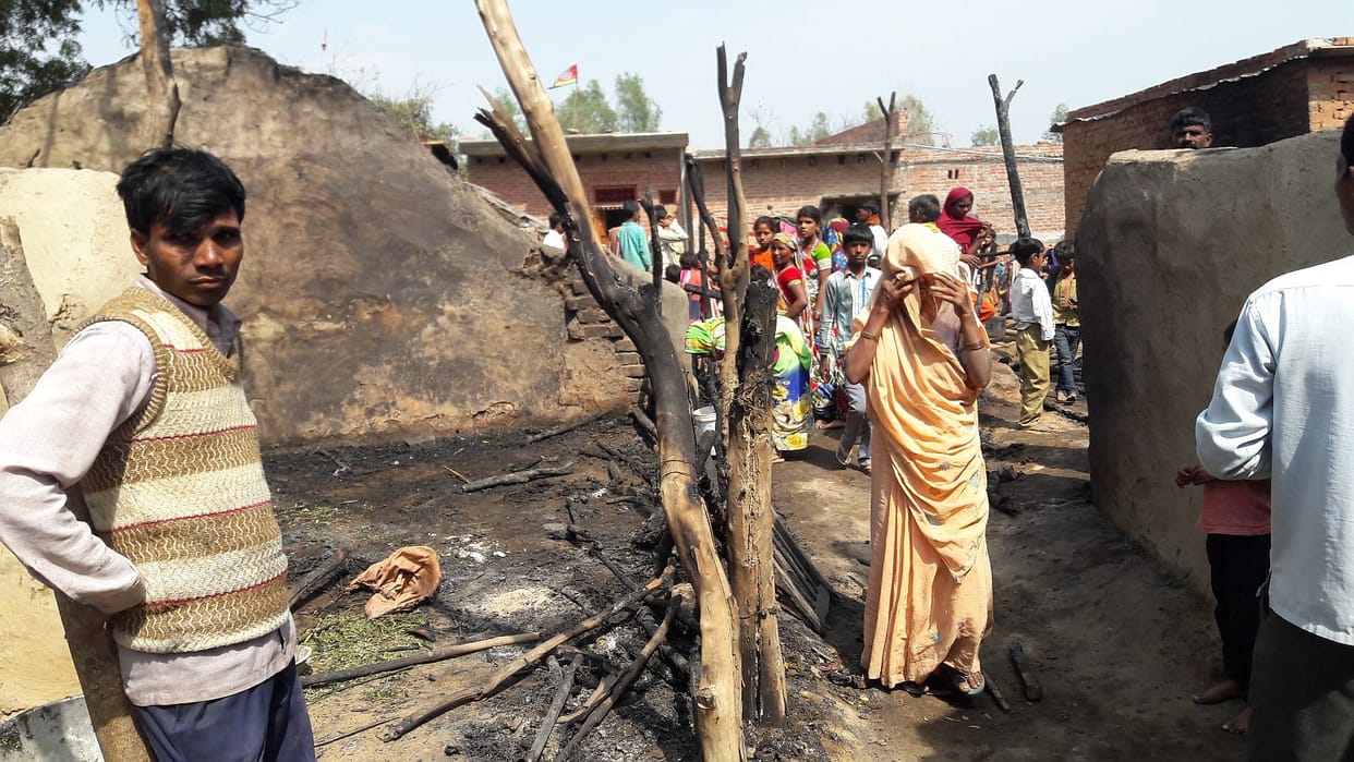In four houses on fire, the loss of millions, two buffalo Jhulsin