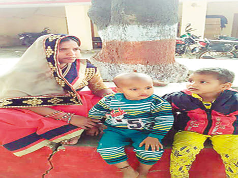 Married couple returning looted by robbers