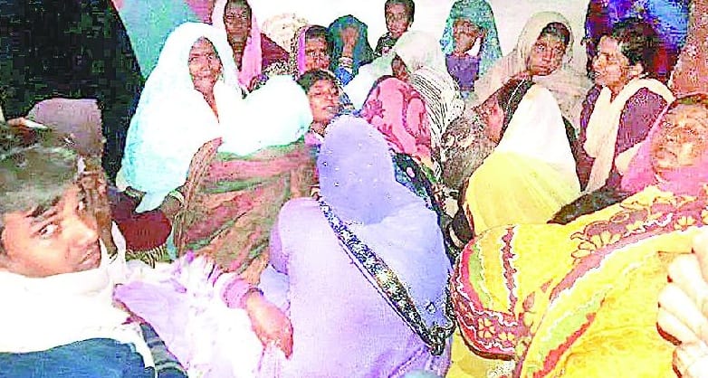 The car entered the shop, the mother and son's death