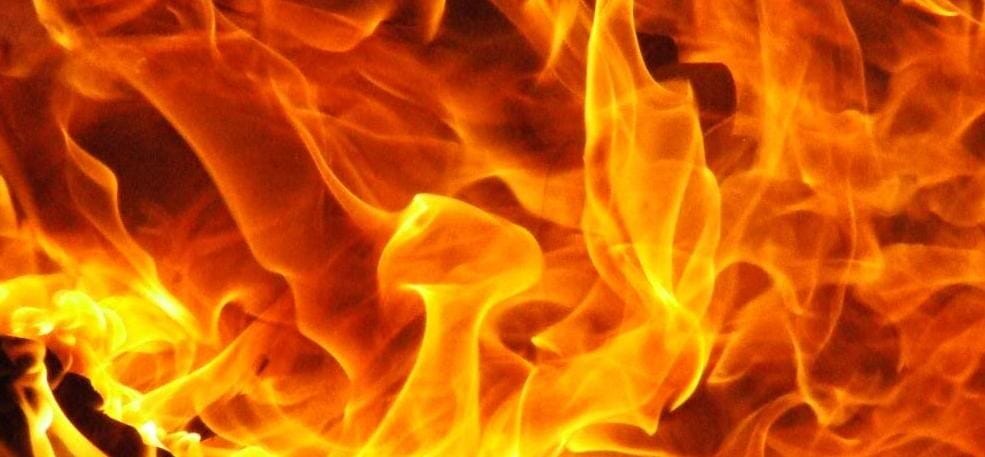 मकान में लगी आग में झुलसा व्यक्ति, साढ़े तीन लाख का नुकसान
