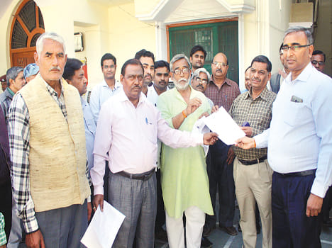Bank officers and employees protest