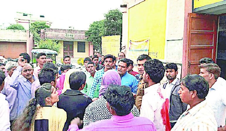 Barati clashed in Chaura, two injured in stone pelting
