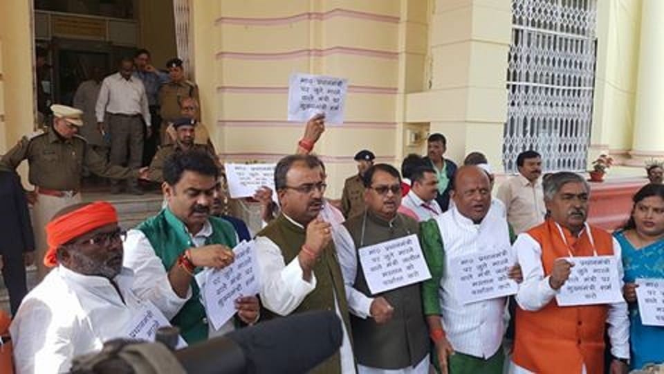 bihar minister Abdul Jalil Mastan crowd to beat pm modi photo with shoes 
