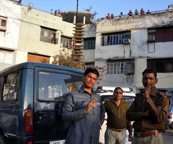 theft in vajeerganj in Lucknow.