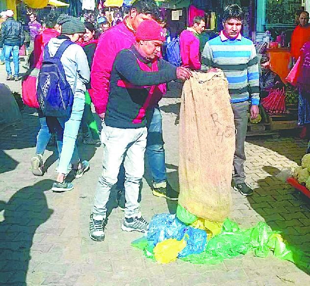 Three kg polythene seized, a fine of 35 rupees