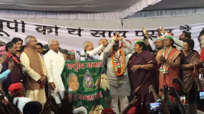  Lalu Yadav broken stage, created a stir in Varanasi