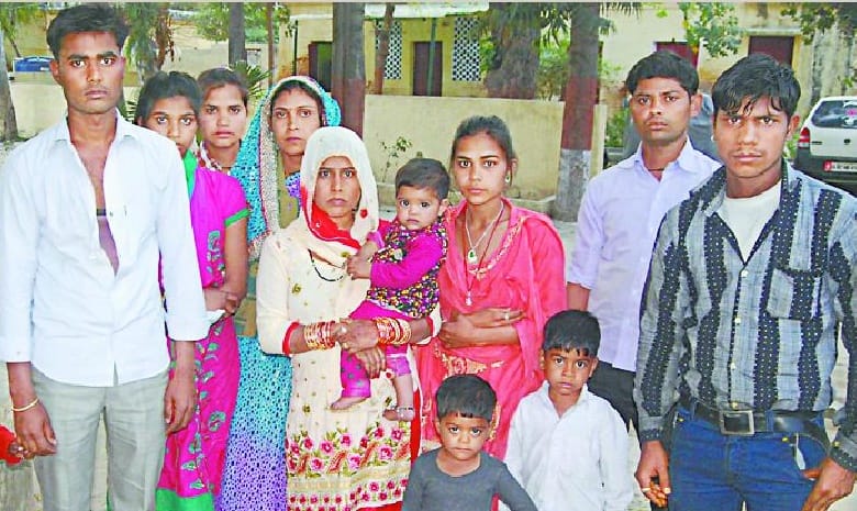 Families are going to give rice looting