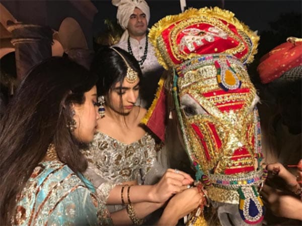 Pics: Sonam Kapoor enjoying marriage of cousin akshay with family