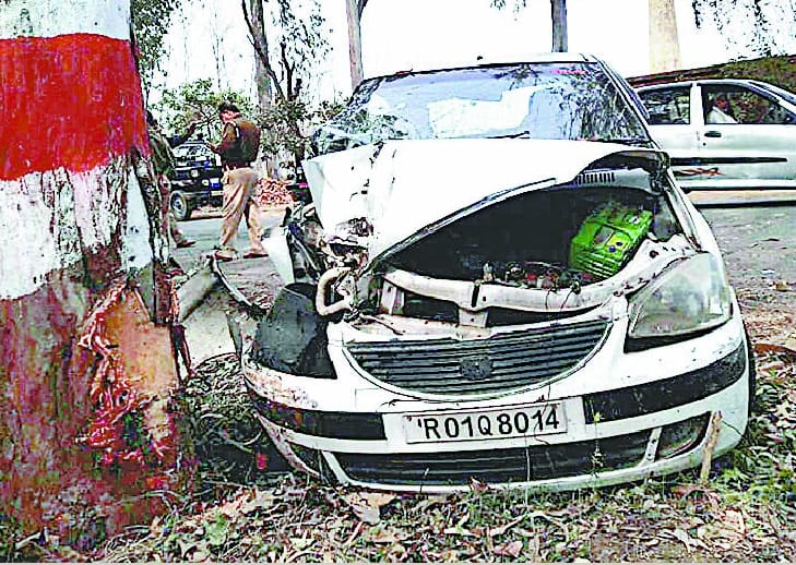 Car crashed into a tree, killing two young men