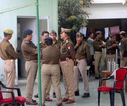 police reaches to gayatri prajapati lucknow