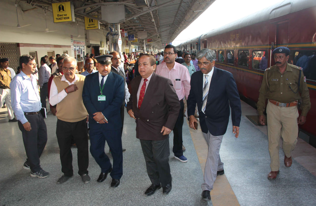 varanasi to allahabad railway track will become electric till 2019
