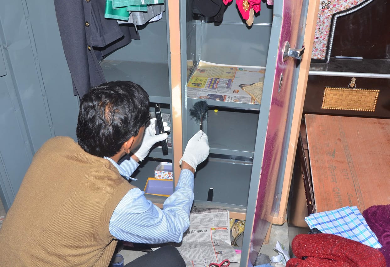 robery in hayat nagar, 7 injured