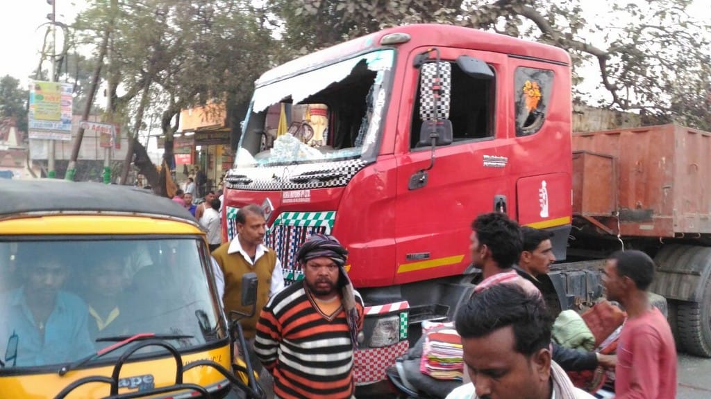 People jaam the road