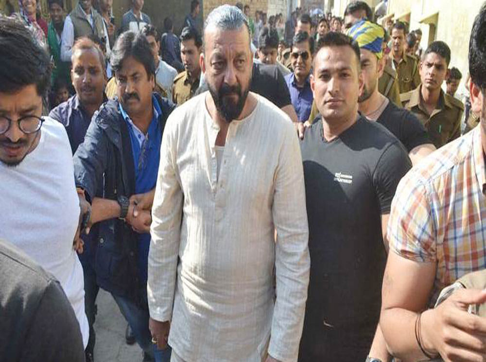 Sanjay Dutt's bounders beat reporters during 'Bhoomi' shoot in Agra, Sanjay apologize