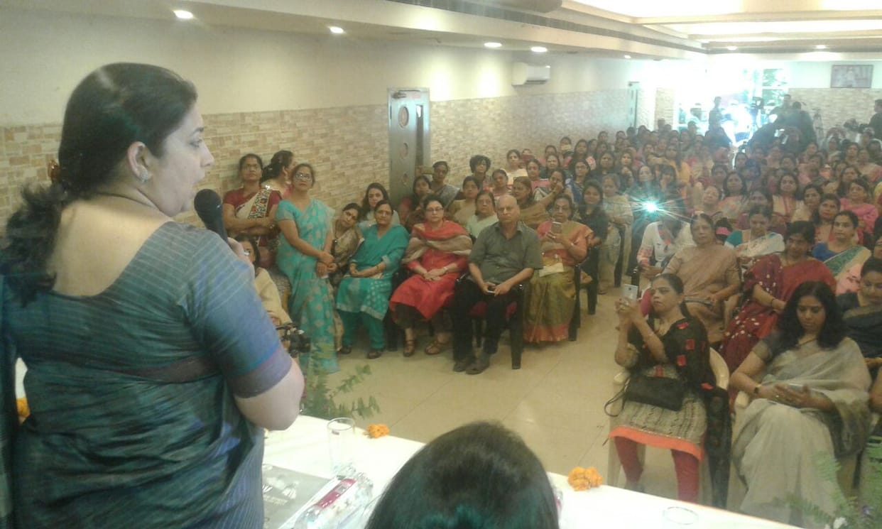 smriti irani target akhilesh for donkey comment