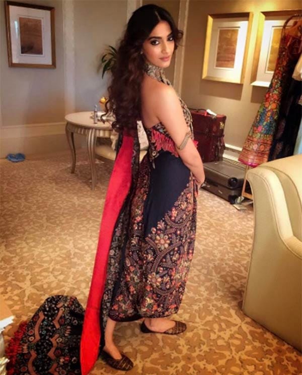Pics: Sonam Kapoor enjoying marriage of cousin akshay with family