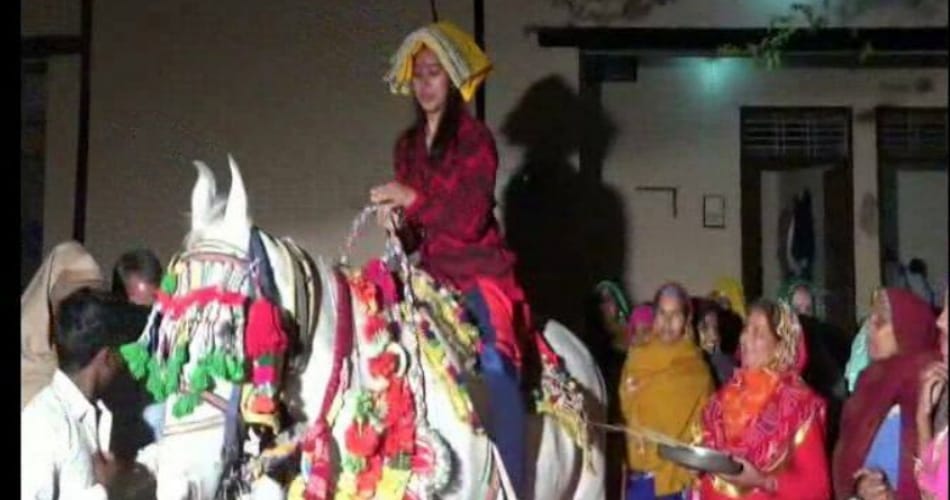 unique marriage of lecturer pooja at rewari of haryana, bride ghudchadi did by mother