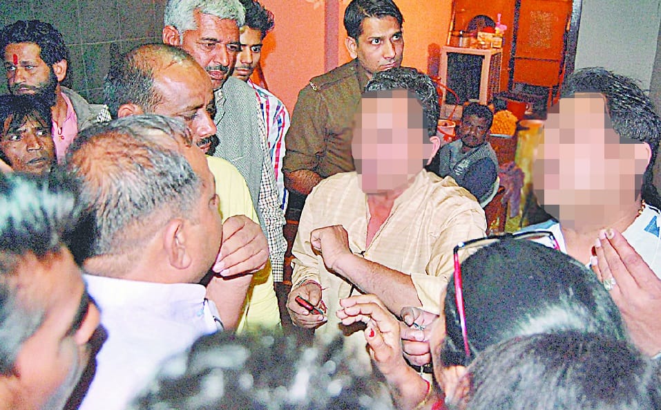 The groom came from another community, ran-dudhakr beaten barati, also missing bride 
