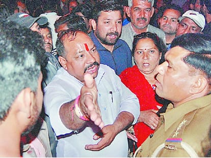 The groom came from another community, ran-dudhakr beaten barati, also missing bride 