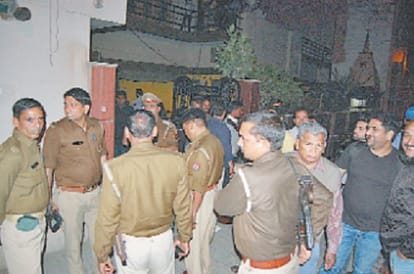 The groom came from another community, ran-dudhakr beaten barati, also missing bride 